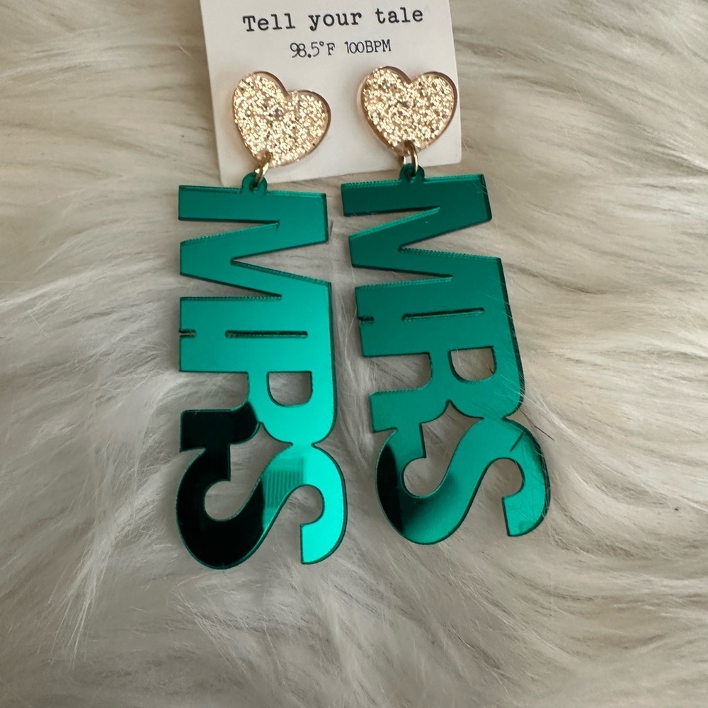 🩷5/$10 Green MRS Statement Earrings